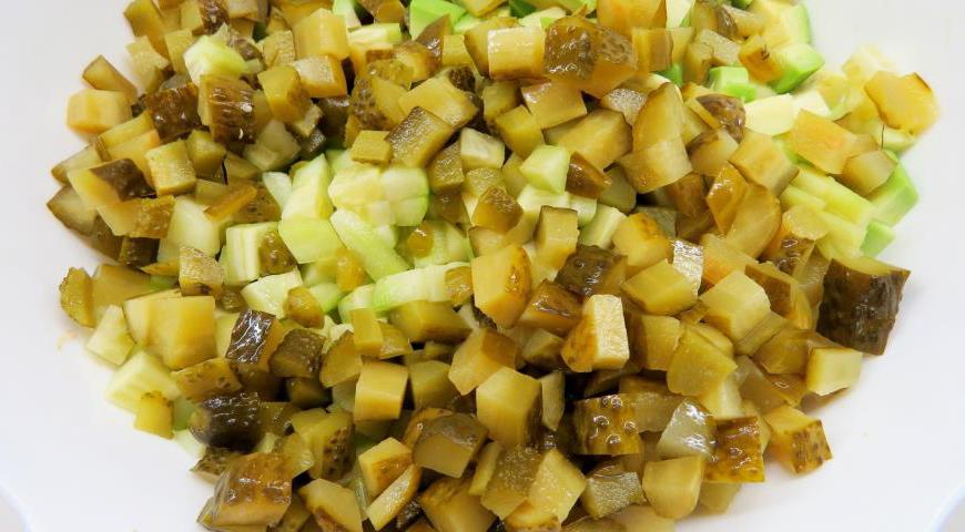 Соленые и свежие огурцы нарежьте мелкими кубиками и отправьте к основной массе.