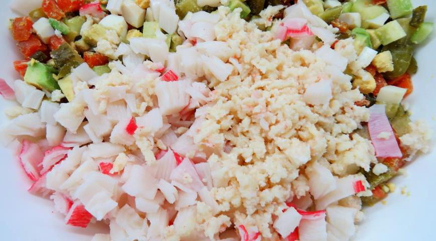 Крабовое мясо нарежьте на небольшие кусочки. Также можно использовать раковые шейки, креветки или мясо криля в зависимости от ваших предпочтений.