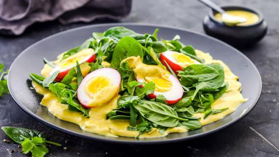 Экзотический салат с маринованными яйцами и карри-йогуртовым соусом
