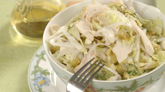 Эльзасский салат с курицей и зелеными яблоками