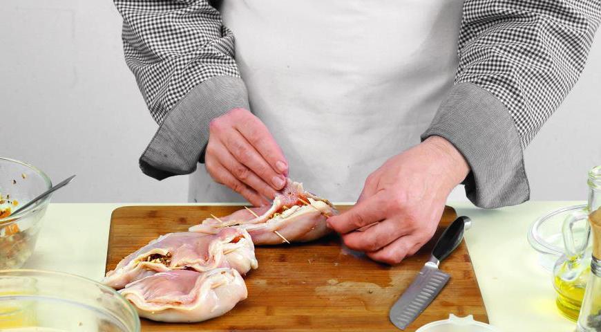 Наполните «карман» начинкой из кураги и орехов, зафиксируйте края чуть обсушенными деревянными зубочистками. Обмажьте мясо тонким слоем топленого масла.