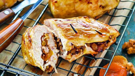 Фаршированная куриная грудка с орехами и сухофруктами на гриле