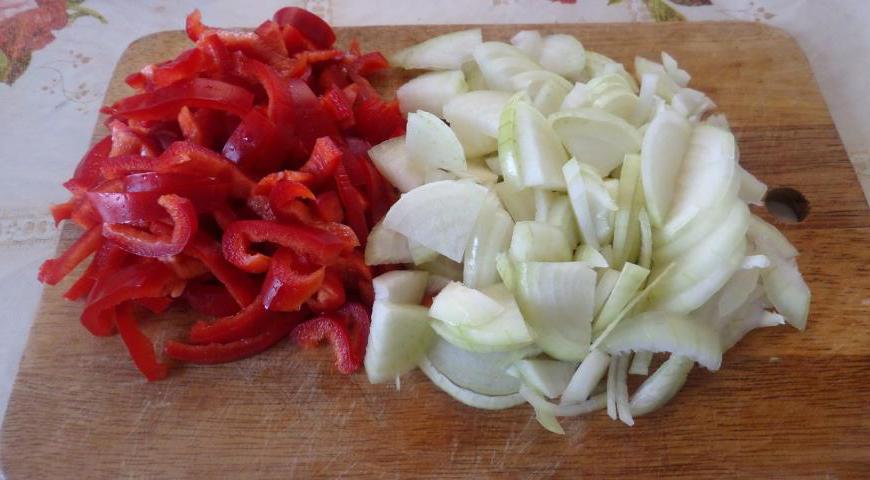 Лук и болгарский перец нарезаем мелкими кубиками.