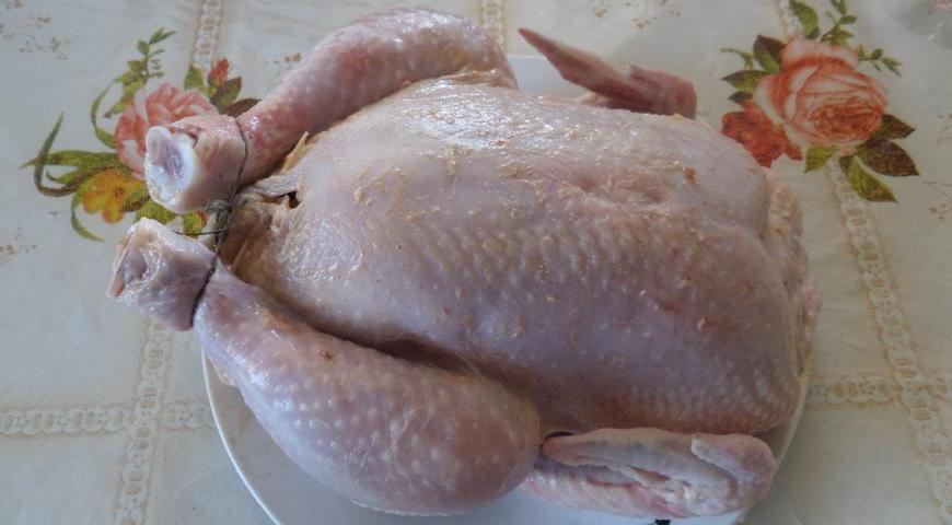 Края кожи на брюшке скрепляем деревянными шпажками, ножки связываем кулинарной нитью для сохранения формы.