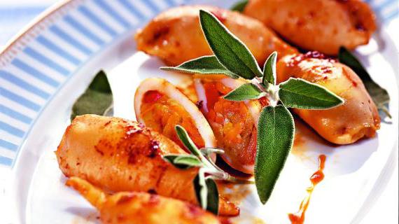 Фаршированные кальмары с ароматными тушеными овощами и грибами