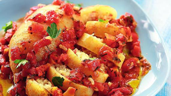 Фаршированные кальмары с рисом и томатным соусом