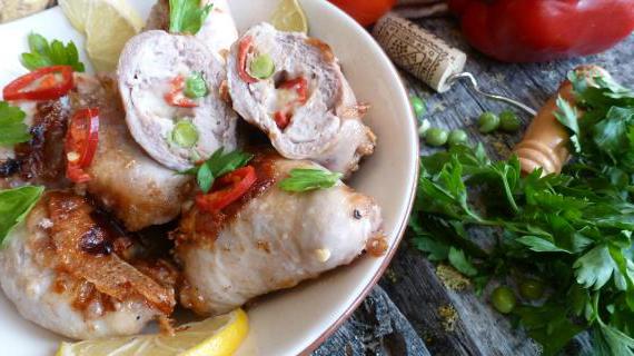 Фаршированные куриные голени с моцареллой и свежим зеленым горошком — изысканное блюдо для праздника