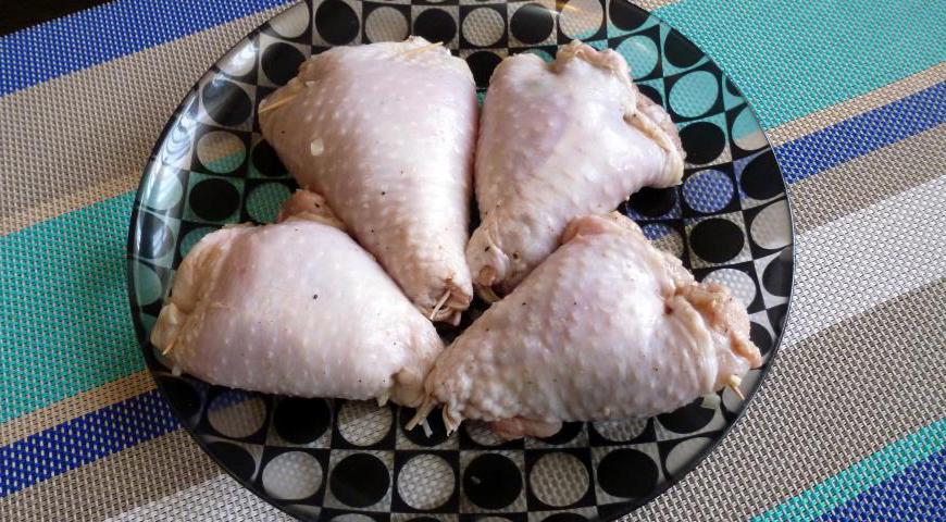 Закрепите открытую часть голени зубочисткой или кулинарной шпажкой, чтобы сохранить форму и не дать начинке вывалиться во время готовки.