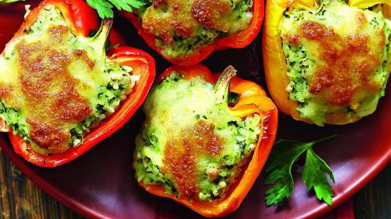 Фаршированные перцы с куриным фаршем и соусом песто