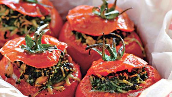 Вкусные и полезные фаршированные помидоры с шпинатом и пармезаном