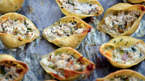 Фаршированные ракушки с цесаркой и моцареллой