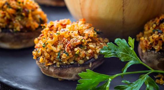 Фаршированные шампиньоны с овощной начинкой