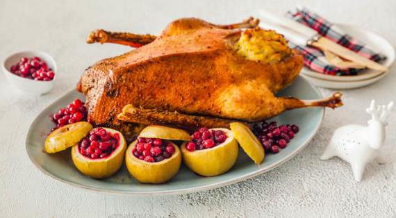 Праздничный гусь, фаршированный картофельной начинкой и яблоками с клюквой