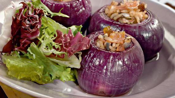 Фаршированный красный лук с рисом, ветчиной и изюмом