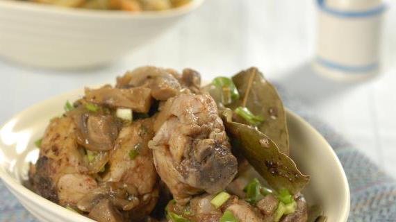 Фехерварский цыпленок в белом вине — изысканное блюдо венгерской кухни с глубоким ароматом