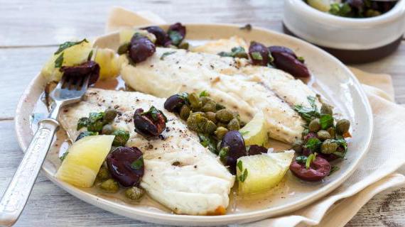 Филе сибаса с маслинами, каперсами и лимонной заправкой