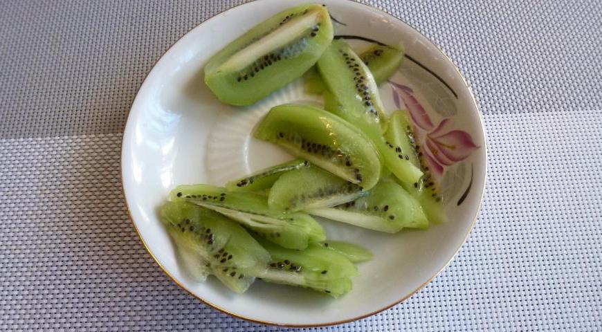 Киви очистите от кожуры и нарежьте тонкой соломкой или кубиками — так он лучше сохранит форму в салате.