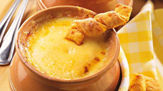 Французский луковый суп с ароматными сырными палочками: классический рецепт с пошаговой инструкцией