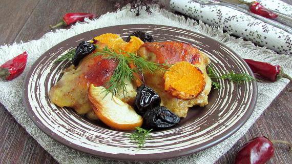 Фруктовая курица в духовке: сочная птица с яблоком, черносливом и мандарином