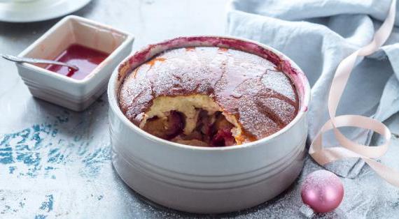 Фруктовая запеканка на основе творога и манки с грушами и сливами