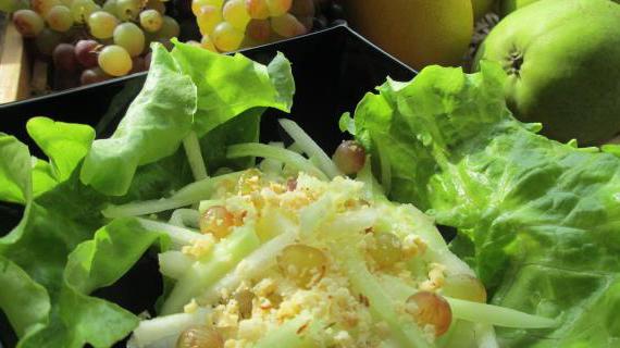 Фруктово-овощной салат с грушами, виноградом и огурцами