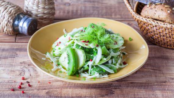 Фруктово-овощной салат с киви, кабачками и ароматным фенхелем