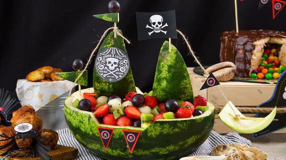 Фруктовый корабль в арбузе: яркий и вкусный салат для детского праздника