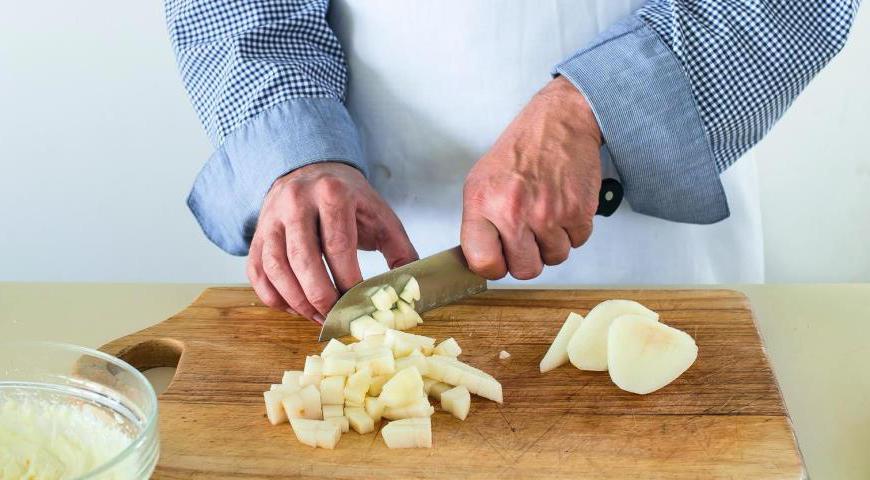 Очистите груши от кожуры, удалите сердцевину и нарежьте мякоть удобными для еды кусочками.