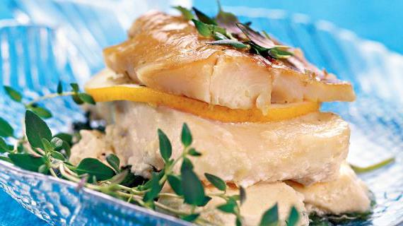 Гармония вкусов: запеченная рыба с копченостью и ароматными травами