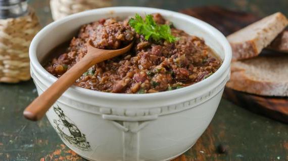 Вкусное и ароматное рагу из фасоли с абхазской аджикой, идеальное для праздничного стола