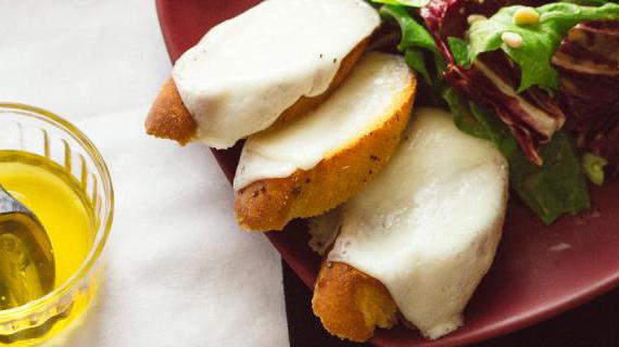 Гастрономический салат с козьим сыром и хрустящими гренками