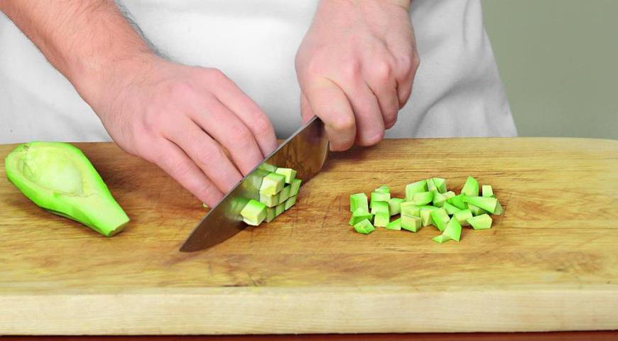 Очистите авокадо от кожуры, удалите косточку. Мякоть авокадо нарежьте кубиками. Выложите на тарелки салатные листья и авокадо. Нарежьте утиные грудки поперек тонкими ломтиками, уложите на салат. Полейте заправкой и сразу подавайте.