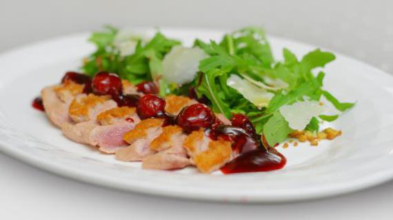 Гастрономический теплый салат с утиной грудкой, свежей рукколой и насыщенным вишневым соусом