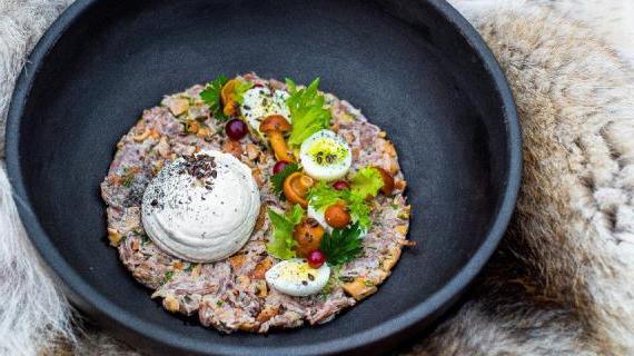 Элегантное блюдо: нежное отварное мясо лося с грибами и домашним майонезом