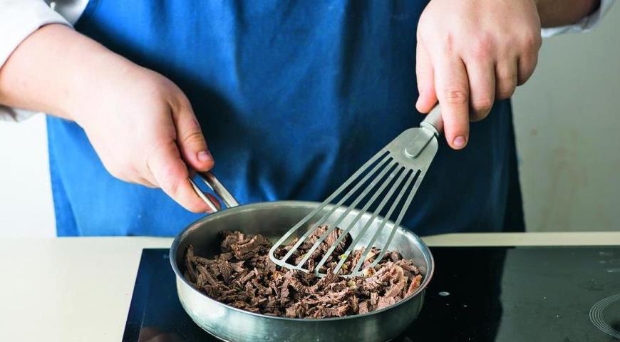 Тонко нарежьте мясо запеченного костреца. В сковороде разогрейте немного оливкового масла и быстро прогрейте мясо на сильном огне в течение 2-3 минут. За это время мясо должно стать горячим, но не пересушиться. Параллельно подогрейте питы в тостере или духовке.