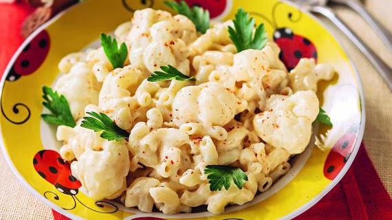 Теплое блюдо из макарон и цветной капусты с классическим соусом из сыра