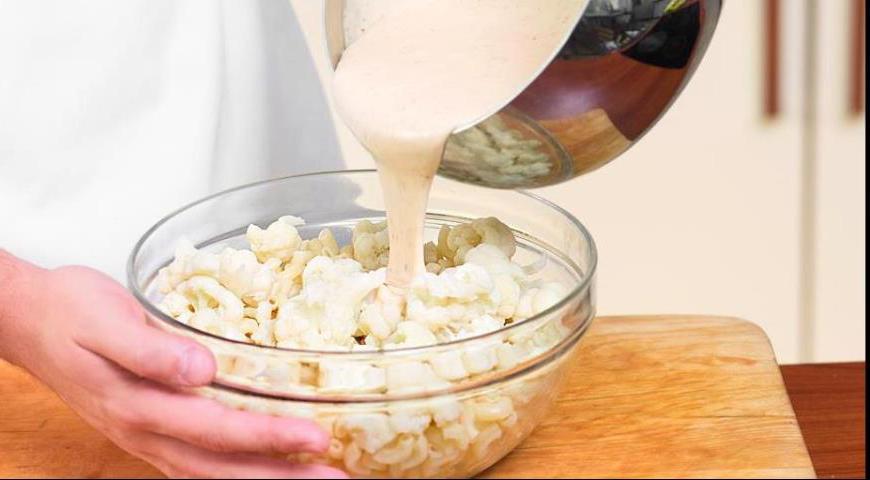 Смешайте готовые макароны и цветную капусту с соусом, аккуратно перемешав, чтобы всё равномерно покрылось. Подавайте блюдо горячим, можно украсить свежей зеленью.