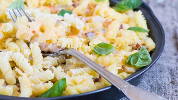 Горячее блюдо из пасты с грушами и беконом