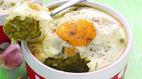 Вкусное горячее блюдо с зеленым горохом и яйцом: подробный рецепт