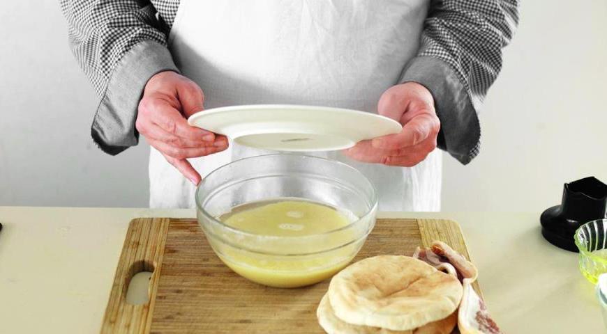 Выложите кускус в глубокую миску, залейте двумя стаканами кипящей воды, добавьте немного соли и накройте блюдцем. Оставьте на 12 минут, затем разрыхлите вилкой. Отварите горошек в подсоленной воде около 6 минут, после чего откиньте его на дуршлаг и промойте холодной водой.