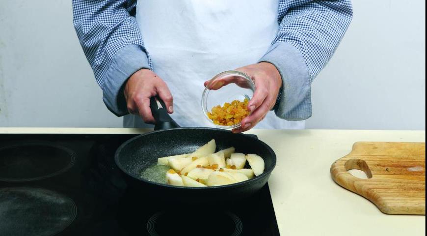 Очистите груши от кожуры и нарежьте тонкими дольками (примерно 2,5 см). В другой сковороде растопите сливочное масло вместе с сахаром и щепоткой соли. Обжарьте груши с изюмом до золотистого цвета, затем переложите их на тарелку для остывания.