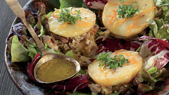 Горячий салат из цыпленка цесарки с карамелизированными яблоками