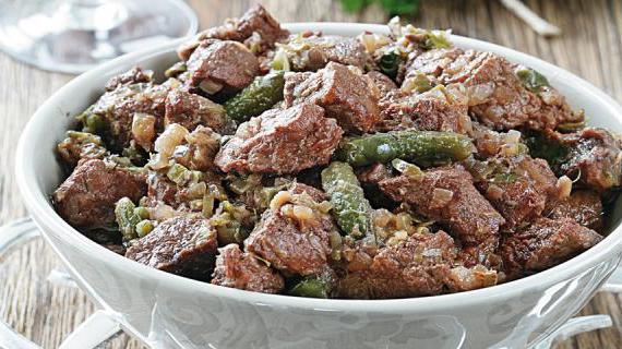 Говядина с анчоусами, корнишонами и каперсами: изысканный десерт французской кухни