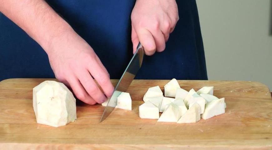 Очистите морковь и сельдерей, нарежьте их крупными кусками. Лук очистите и мелко порубите для создания ароматной основы.