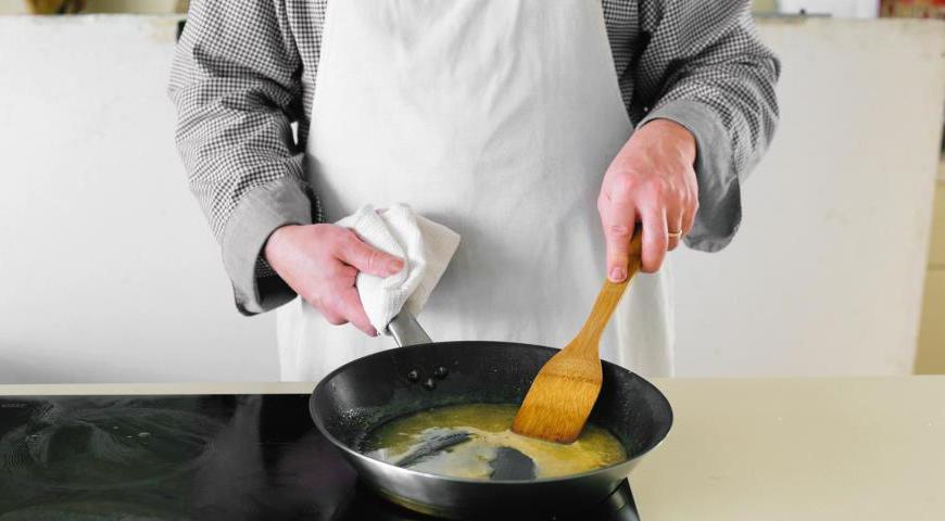Возвращите сковороду на огонь, добавьте немного сливочного масла, соли, перца и лимонного сока. Прогрейте соус, аккуратно соскребая прилипшие к сковороде частицы. Разложите стейки по тарелкам и полейте соусом перед подачей.