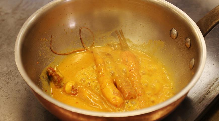 Морковь моем, крупные экземпляры разрезаем пополам, мелкие оставляем целыми. Кладем в сотейник, добавляем немного воды (примерно два пальца высотой), можно заменить на морковный сок. Тушим до мягкости. За пару минут до окончания добавляем специи для моркови по-корейски, аджику, яблочный уксус и кусочки холодного сливочного масла. Все перемешиваем до получения густого соуса.