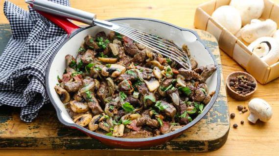 Говяжья печень с грибами и беконом: простой рецепт для повседневного меню