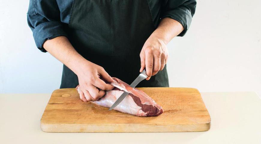 Очистите мясо от пленок и жилок. Тщательно натрите его оливковым маслом, солью и перцем по всему периметру. Предварительно разогрейте духовку до 75 °С и поместите в нее противень.