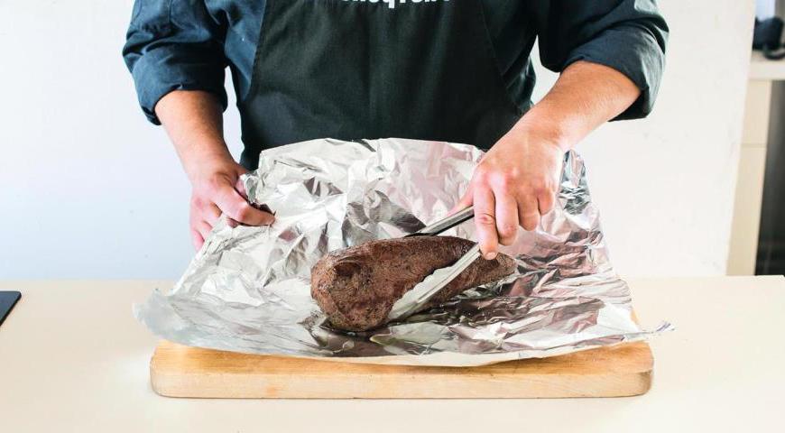Переложите обжаренное мясо на большой кусок фольги, смазанный оливковым маслом, и аккуратно заверните его.