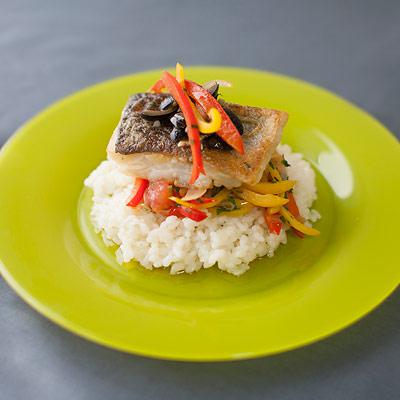 Греческая рыба с маслинами и ароматными овощами